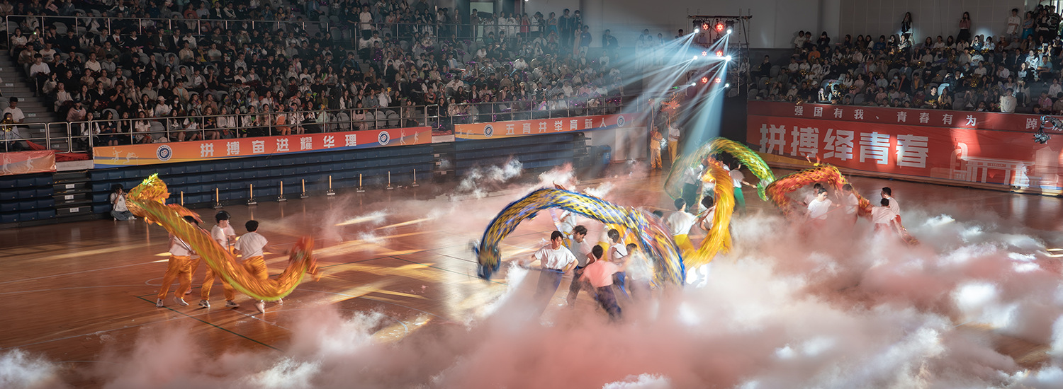 俄罗斯运动员谢尔盖-博伊在1800米高空踢球，挑战极限，引发热议。