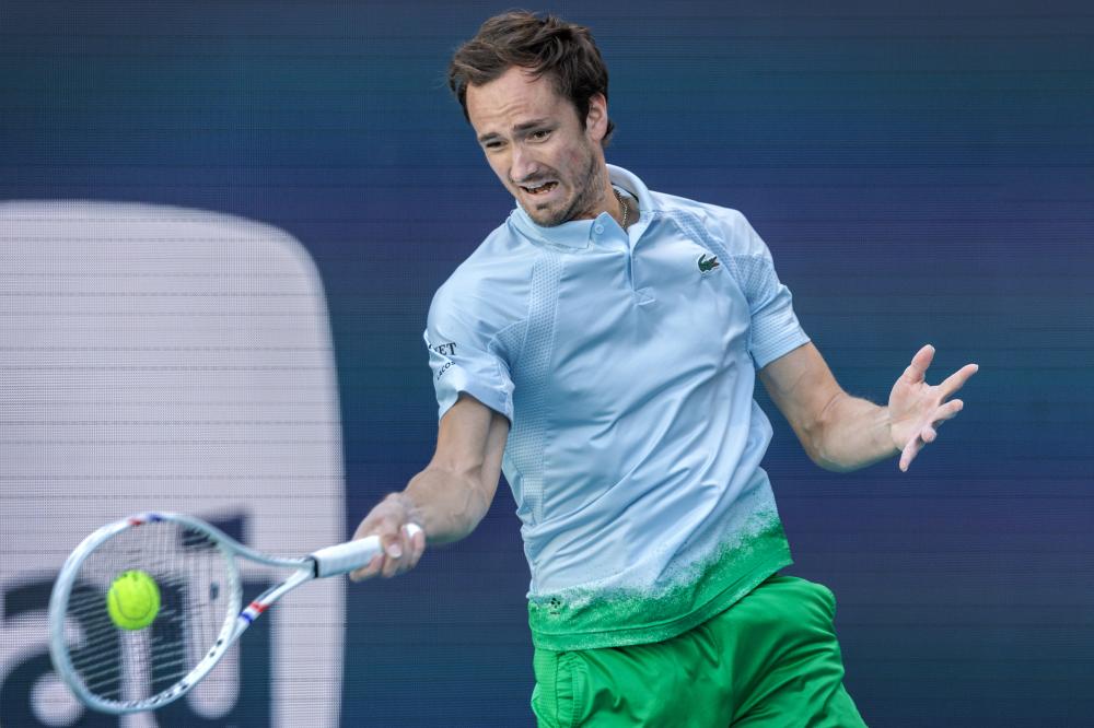 山东男篮激烈对决青岛男篮，裁判控场不足引发热议，球员受伤成焦点。